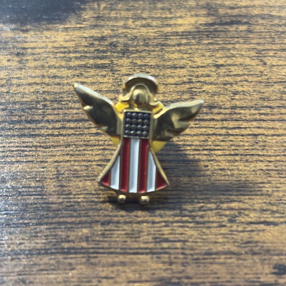 Angel American Flag Gold Tone Vintage Pin. Patriotic Lapel pin.
